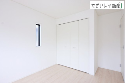 【洋室】 | CRADLE GARDEN加須市馬内第3　【平屋】新築住宅 | ≪4号棟≫センスが求められるプライベート空間だからこそ、自分の個性を飾るにふさわしい癒しと寛ぎの空間を演出します。
現地(2026年5月撮影)