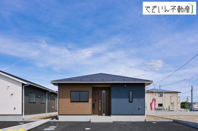 【外観】 | CRADLE GARDEN加須市馬内第3　【平屋】新築住宅 | ≪4号棟≫青空に映えるシンプルモダンな外観。家族の新しい毎日が、ここから始まる予感に満ちた一邸です。車どおりも少なく、閑静な住宅地にたたずむ平屋住宅です。
現地(2026年5月撮影)