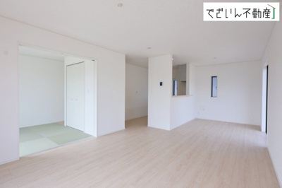 【居間・リビング】 | CRADLE GARDEN加須市馬内第3　【平屋】新築住宅 | ≪4号棟≫和室と隣接したリビングは、遊び場にもお昼寝スペースにも。育児と家族時間が無理なく両立できる、優しい間取りです。
現地(2026年5月撮影)