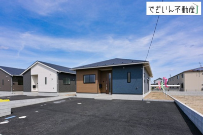 【前面道路含む現地写真】 | CRADLE GARDEN加須市馬内第3　【平屋】新築住宅 | ≪4号棟≫南向きの穏やかな佇まいが、家族の新しい日常を優しく包み込む。静かな街並みに、安心して子育てできる環境が整っています。
現地(2026年5月撮影)