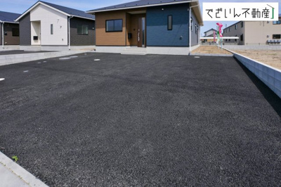 【駐車場】 | CRADLE GARDEN加須市馬内第3　【平屋】新築住宅 | ≪4号棟≫穏やかな佇まいが、家族の新しい日常を優しく包み込む。静かな街並みに、安心して子育てできる環境が整っています。
現地(2026年5月撮影)