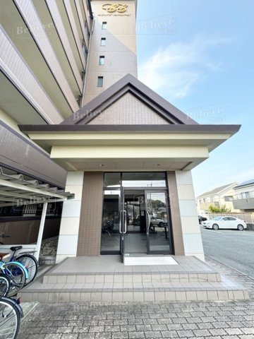 エテルナ・エーカーズのエントランス|便利な敷地内ゴミ置き場もあります♪