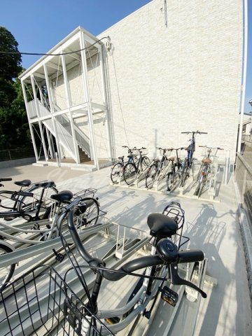 リブリ・藤沢Ⅱのその他共用部分|整備されたラック付き駐輪場♪