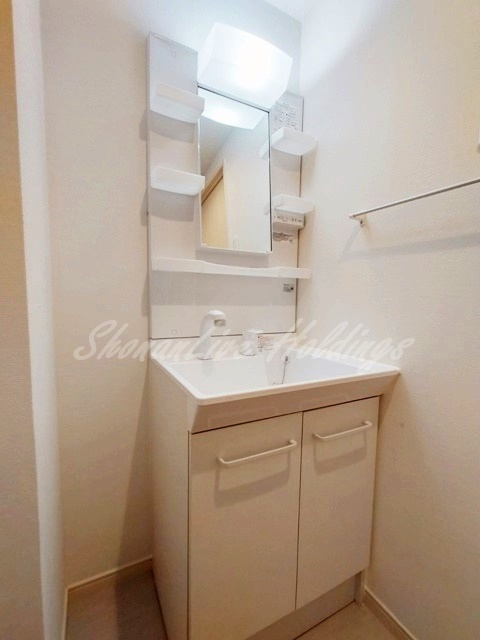 リブリ・藤沢Ⅱの洗面所|明るいシャワー付き洗面台♪