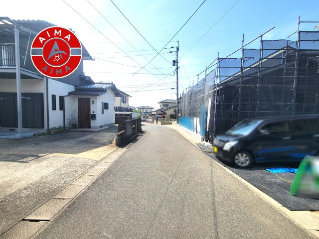 糟屋郡須恵町大字須恵第25-1棟（1号棟）の前面道路含む現地写真|前面道路は閑静な住宅地をはしる車通りの少ない道路。お車の出し入れが苦手なママや小さなお子様にも安心ですね。しっかり舗装もされているので、ベビーカーや自転車で通っても快適に通行できます。
