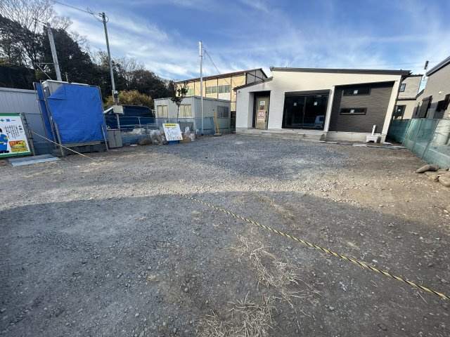 新築　高崎市日高町　2号棟の駐車場|現地写真　駐車スペースは建物南側に並列2台分可能です！