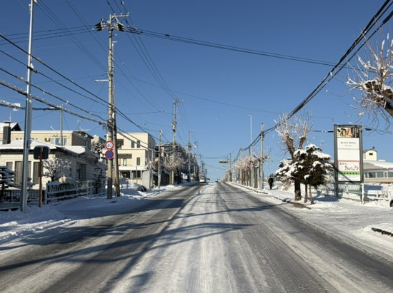 北見市公園町１５２番地４、１５９番地１　中古売家の前面道路含む現地写真