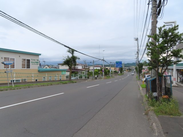 北見市公園町１５２番地４、１５９番地１　中古売家の前面道路含む現地写真
