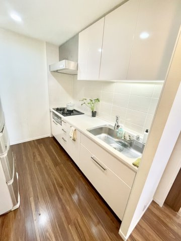 御影タワーレジデンスのキッチン|毎日の手間が一つなくなるディスポーザー搭載
広々としたシンクに浄水機能付きシャワー混合水栓です。
キッチン奥には食品庫がございますので広いキッチン空間で家事を行えます。