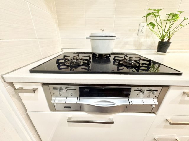 御影タワーレジデンスのキッチン|お料理をしやすい便利な3口コンロです。
収納スペースも豊富ですので調理スペースとして広く使えるキッチンとなっております。