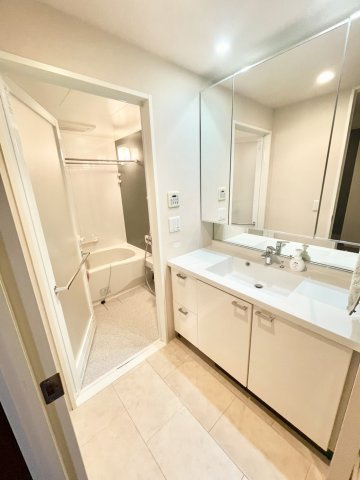 御影タワーレジデンスの独立洗面台|曇り止めヒーターや鏡裏収納付三面鏡、その他も豊富な収納がありますので、綺麗に広いスペースを保ったまま生活をすることが可能です。