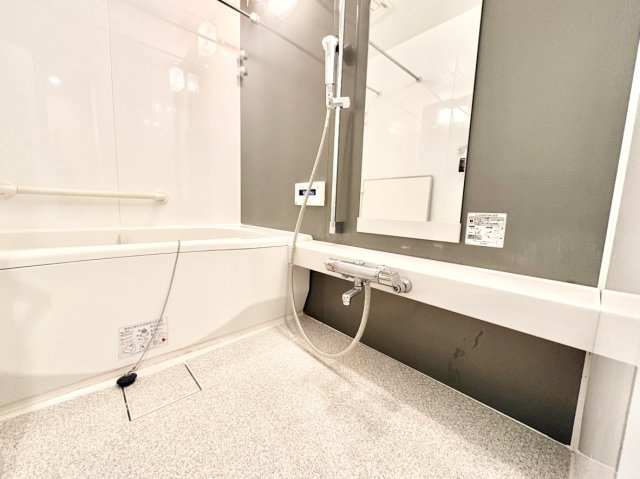 御影タワーレジデンスの浴室|ごゆっくりくつろげる1418サイズの浴槽です。
毎日の暮らしを時短できる便利な浴室乾燥機、追い炊き機能も搭載しております。