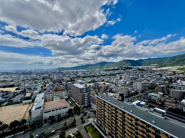 御影タワーレジデンスの展望|バルコニーから海と山両方をご覧いただけます。