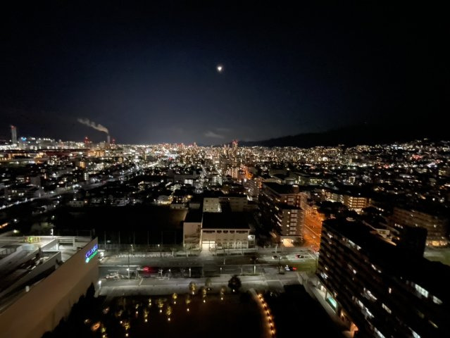 御影タワーレジデンスの展望|バルコニーからの夜景です。
時間を忘れてしまうくらい綺麗な光が気持ちを落ち着かせてくれます。