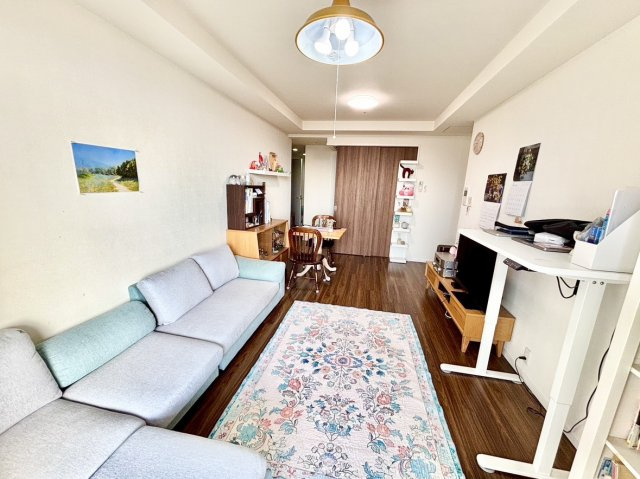 御影タワーレジデンスの居間・リビング|足元を暖める床暖房搭載。
約10.7帖のリビングでございます。
白を基調としておりますので、圧迫感がなく生活が出来ます。