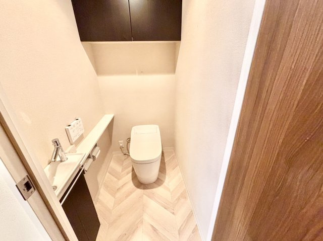 御影タワーレジデンスのトイレ|独立した手洗い場があるのは嬉しいポイントではないでしょうか。
今ではなくてはならない温水洗浄便座付、収納が可能な棚も付いております。