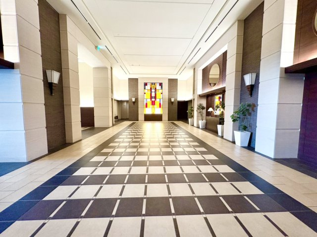 御影タワーレジデンスのエントランス|高級感あるエントランスです。
コンシェルジュサービスがございます。