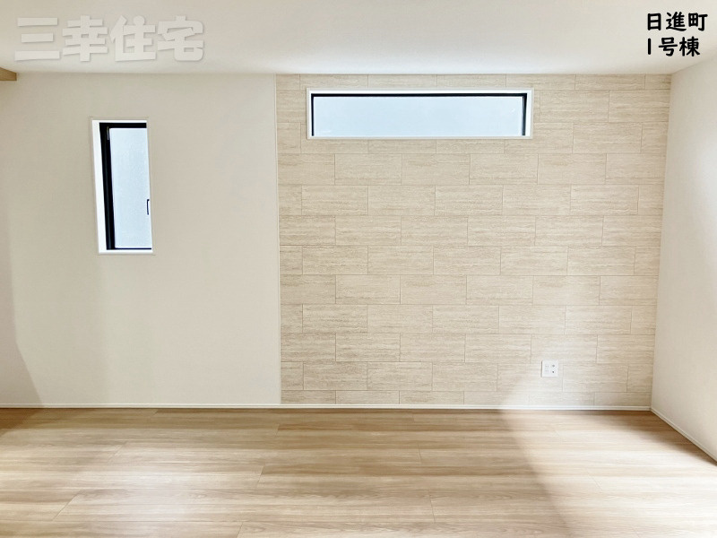 碧南市日進町のその他|リビングのアクセントクロスがオシャレです