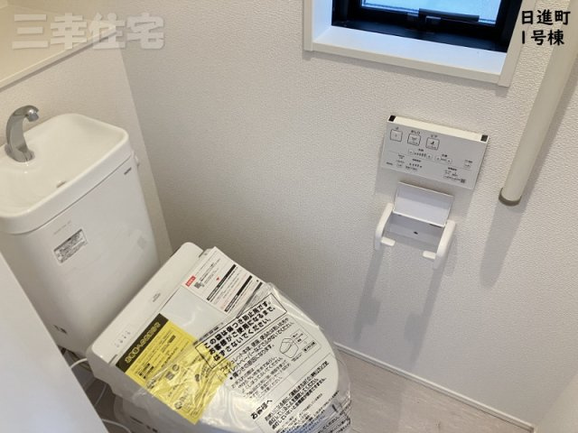碧南市日進町のトイレ|1階2階ともにシャワートイレです。大変便利な収納棚がついています