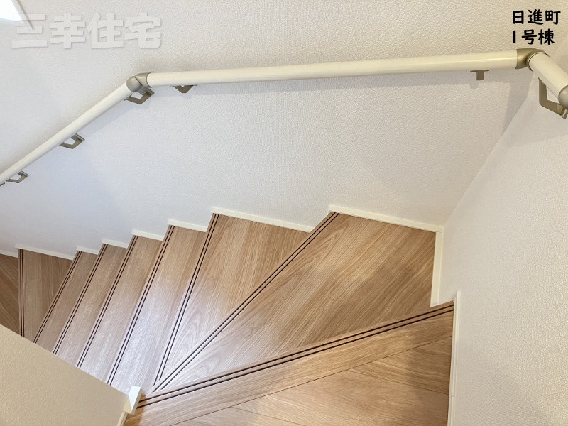 碧南市日進町の設備|手すりのある階段　手すりがあるから安心ね　