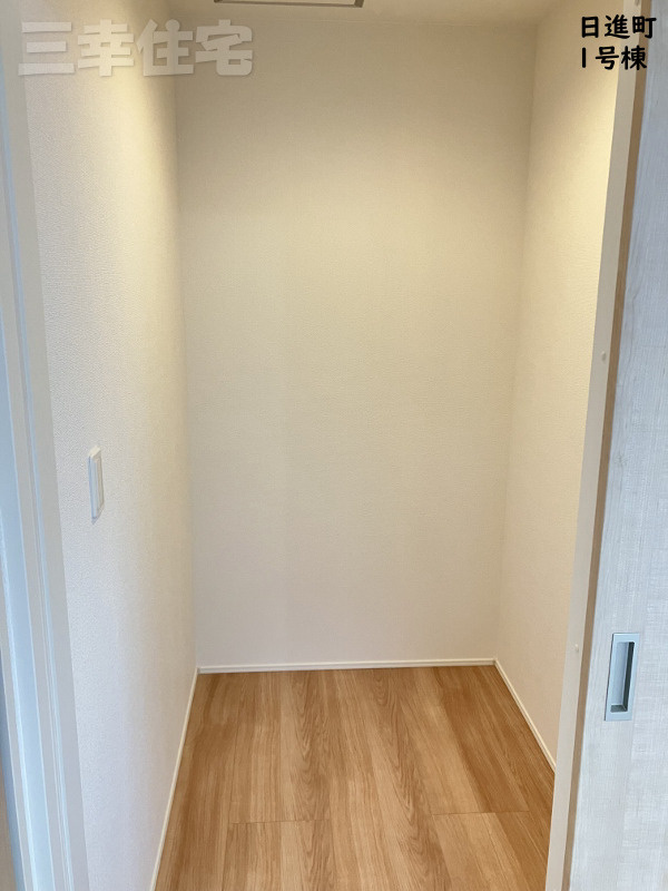 碧南市日進町の収納|1.5帖の納戸。趣味のお部屋にもピッタリ