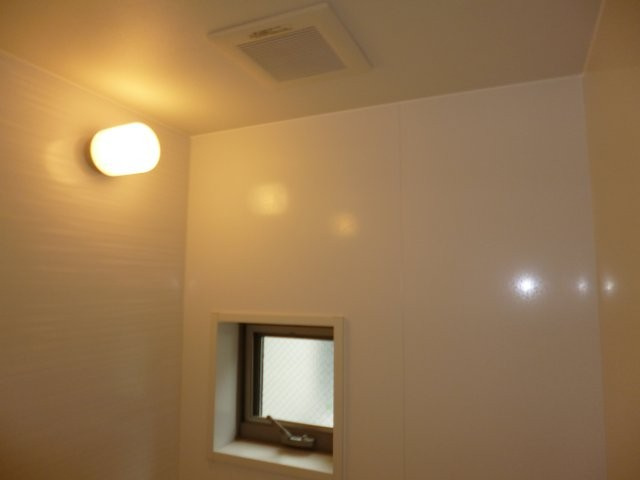 ドゥ・カショーエプの浴室|浴室窓・換気扇