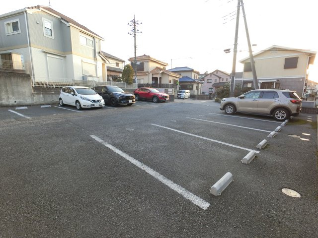コモド B棟の駐車場