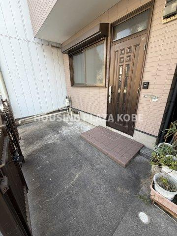 二葉町８丁目貸家のエントランス