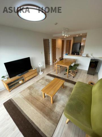 プレシス横濱新杉田の居間・リビング|１５帖の広々リビングです。陽もサンサンと差し込み明るいお部屋です。