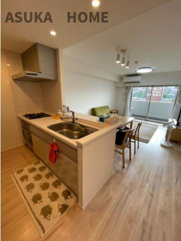 プレシス横濱新杉田のキッチン|リビングを見渡せる、開放的なキッチンです。食器棚設置済みです。