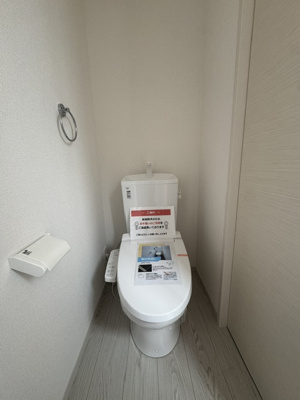 【トイレ】 | Terrechez堺市堺区南島町1期 | 温水洗浄便座付のトイレで、冬の寒い時期でも快適！汚れた時にはサッと拭けて衛生的です。