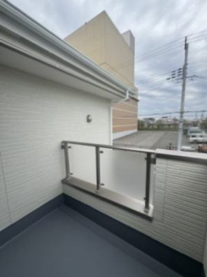 【バルコニー】 | Terrechez堺市堺区南島町1期 | 主寝室から出入りできるバルコニー！お布団もラクラク干せますね。ガラス手すりで、採光にも配慮されています。