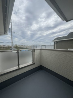 【バルコニー】 | Terrechez堺市堺区南島町1期 | バルコニーに椅子を置いて、外の空気を感じながらゆったりおうち時間を過ごすのもいいですね。
