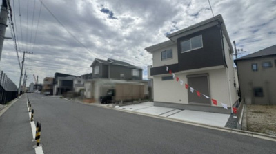 【前面道路含む現地写真】 | Terrechez堺市堺区南島町1期 | 前面道路は幅員約8ｍで見通しがよく、車の出し入れもラクラク！陽当り・周辺環境も合わせて、ぜひ現地をご覧ください。