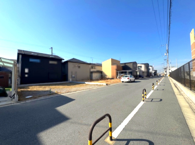 【前面道路含む現地写真】 | Terrechez堺市堺区南島町1期 | 前面道路は幅員約8ｍで見通しがよく、車の出し入れも楽々です。(2026年1月19日撮影)