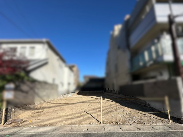 甲子園口2丁目　土地の前面道路含む現地写真|JR「甲子園口」駅徒歩圏の人気エリア、甲子園口2丁目。落ち着いた住宅街に位置する土地で、周辺は生活利