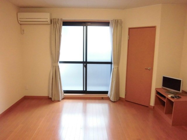 レオパレスＫＯＭＯＴＯ足利の居間・リビング