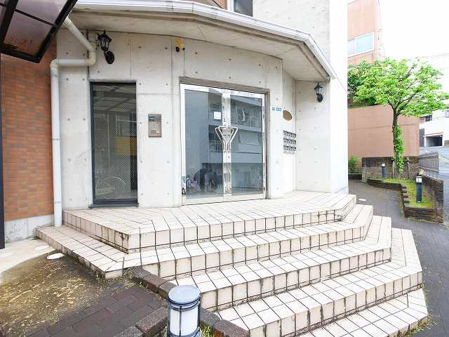 メゾンフェミニ富雄のエントランス