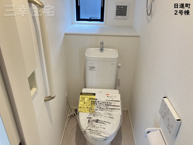 碧南市日進町のトイレ|1階2階ともにシャワートイレです。大変便利な収納棚がついています