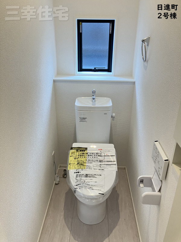 碧南市日進町のトイレ|2階のトイレもシャワートイレ。トイレ収納もあります！
