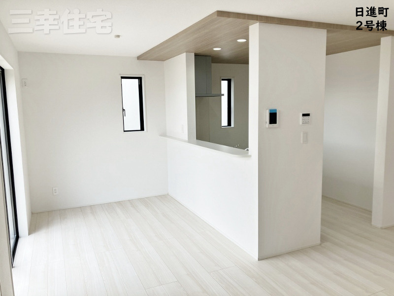 碧南市日進町の居間・リビング|リビングダイニング15.25帖　南向きのキッチン。下がり天井の効果は、手元が明るくなるので視覚的にお料理がおいしく見えると言われています