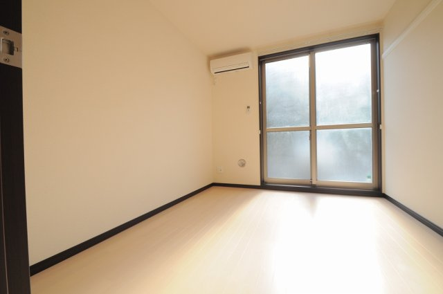 レオネクスト春日岡ファミリアの居間・リビング