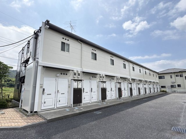 レオパレスラポールの外観