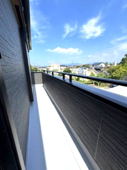【バルコニー】 | Livele Garden.S堺市東区西野5期 | 暖かい陽光が差し込む南向きバルコニー！たっぷりの洗濯物やお布団を干すことができます。