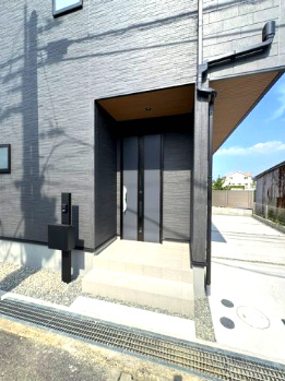 【玄関】 | Livele Garden.S堺市東区西野5期 | 来客者を確認できるTVモニター付きインターフォン有り！屋根付きのポーチで雨天時も鍵の開閉がラクラクです。