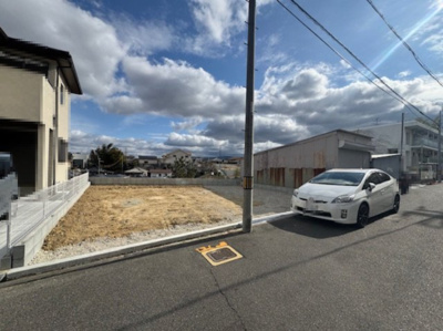 【前面道路含む現地写真】 | Livele Garden.S堺市東区西野5期 | 小学校や公園、お買い物施設が徒歩圏内に揃った住みやすい環境です。