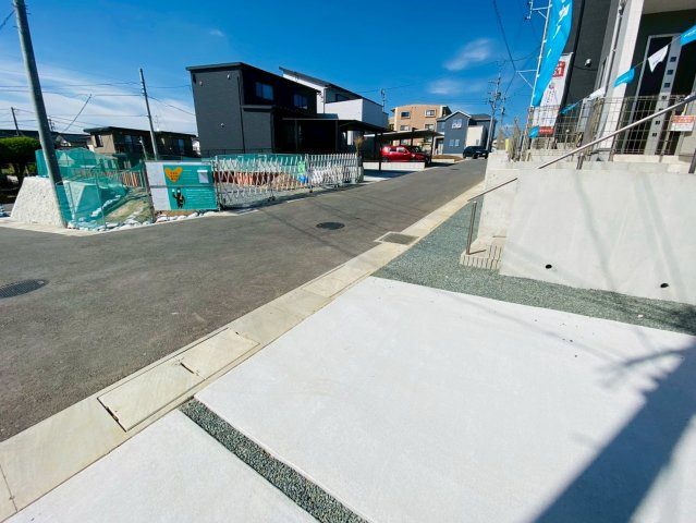 よかタウン／東区八反田1丁目1期／7号棟の前面道路含む現地写真