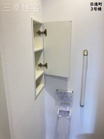 碧南市日進町の収納|トイレには大変便利な収納棚がついています