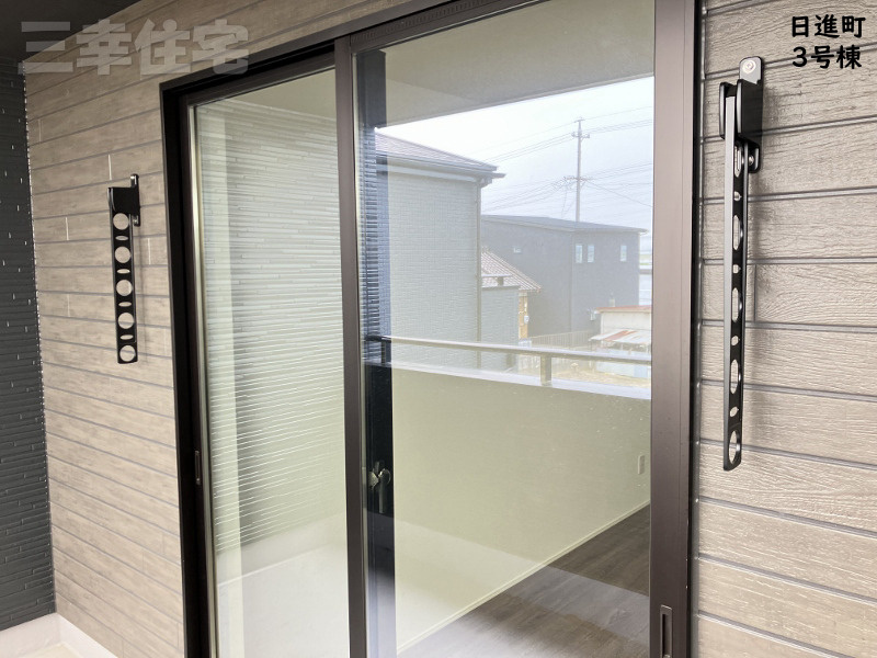 碧南市日進町の設備|屋根のあるバルコニーに物干し設備あります