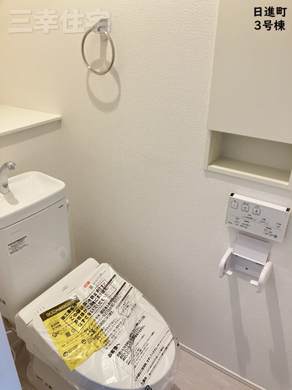 碧南市日進町のトイレ|2階もシャワートイレ。収納棚があります